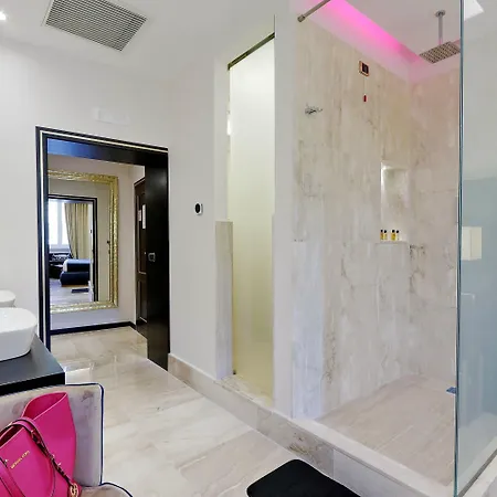 Spanish Diamond Luxury Suites & Jacuzzi